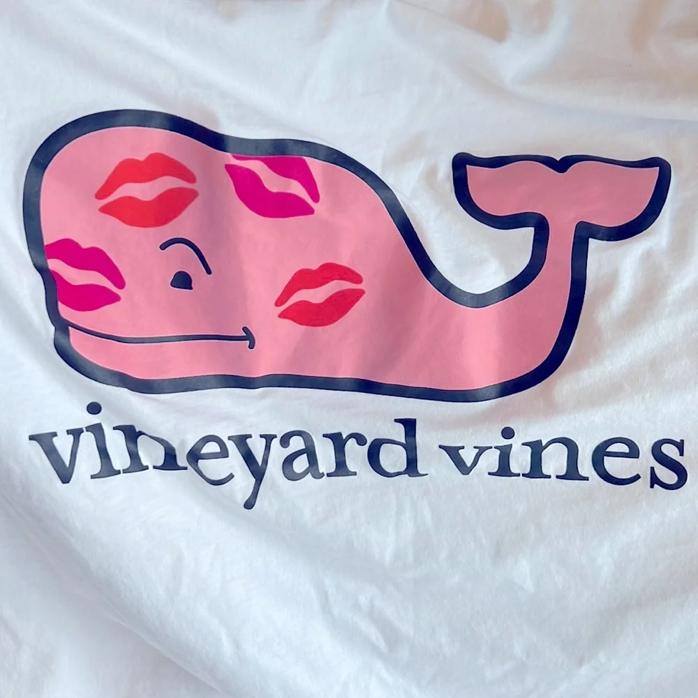 Vineyard Vines Valentine’s Day Lipstick Whale Long Sleeve Hooded Tee Shirt NWOT - Picture 1 of 4